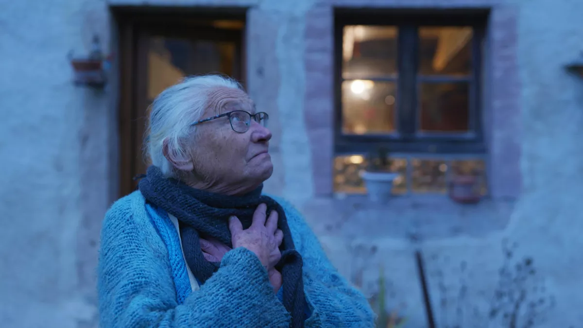 Suzanne incarne la sobriété sereine et heureuse, dans sa maison dépourvue du confort  moderne