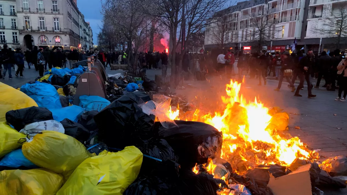Feu poubelle manifestation contre la réforme des retraites