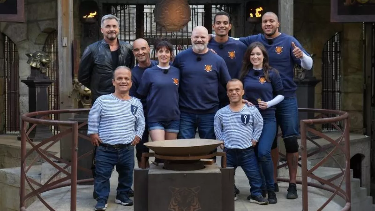 FORT BOYARD 2022 EPISODE 3 : Equipe Pompiers Solidaires Retrouvez pour cette troisième émission : Philippe Etchebest, Ciryl Gane, Elsa Esnoult, Terence Telle, Erika Moulet, Aldebert Ils joueront pour l'Association Pompiers Solidaires Pompiers Solidaires est une organisation humanitaire qui a pour vocation d’agir aussi bien au niveau local qu’à l’international afin de préparer les populations aux risques et aux crises, dans une logique de long terme et dans le respect des aspects culturels, sociaux et politiques du lieu de son action. Elle est en outre
