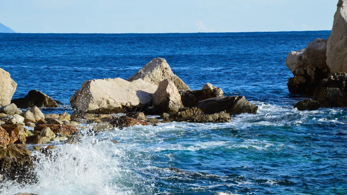 Rochers en mer Méditerranée