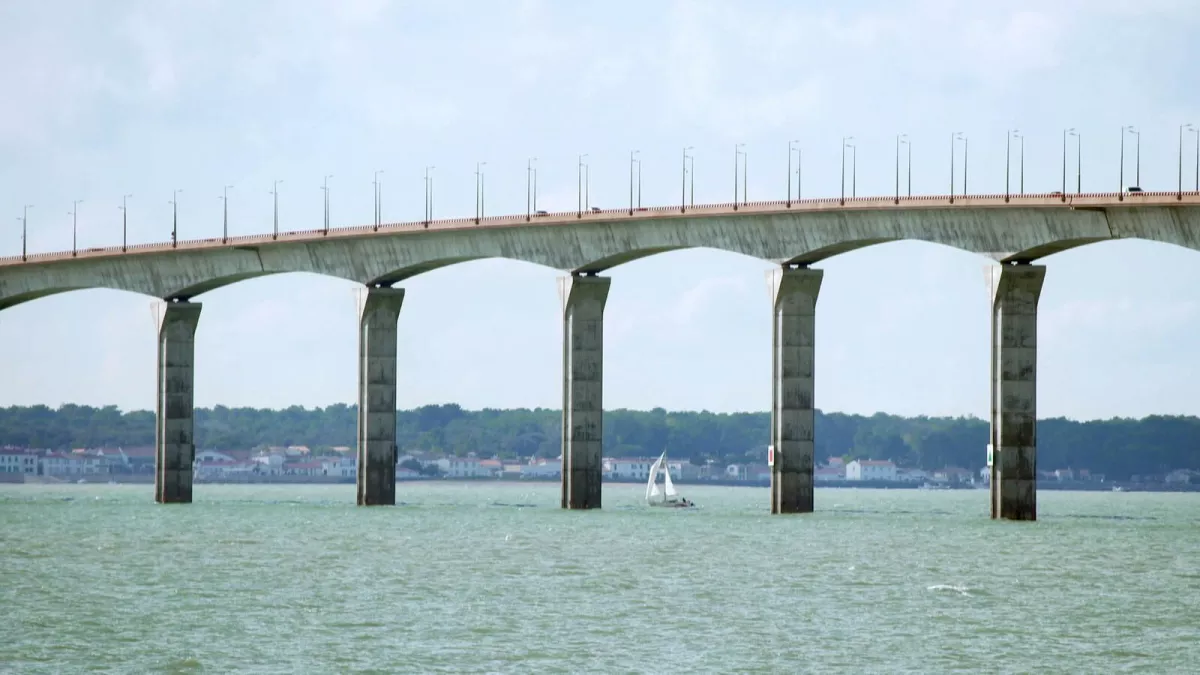 Le monde en face : L'envers du béton + débat Peut-on encore faire confiance au béton ? Une interrogation qui a tragiquement émergé le 14 août 2018 quand le pont Morandi à Gênes s'est effondré faisant 43 morts. C'est le point de départ de cette enquête qui révèle qu'en France aussi, jamais cette question n'a été aussi cruciale.