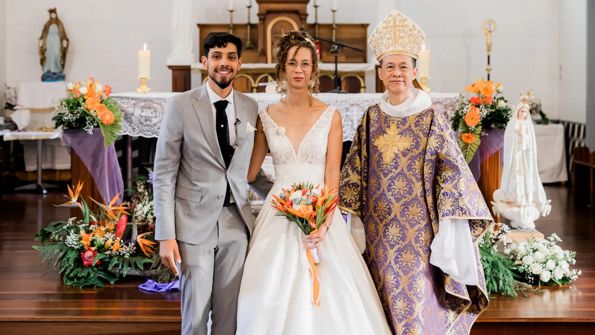 Six mariages, six histoires uniques, et une complice de chaque instant : Rocaya. Pour ce grand final, elle vous invite à une union d’exception, bénie par Monseigneur Pascal Chane-Teng.