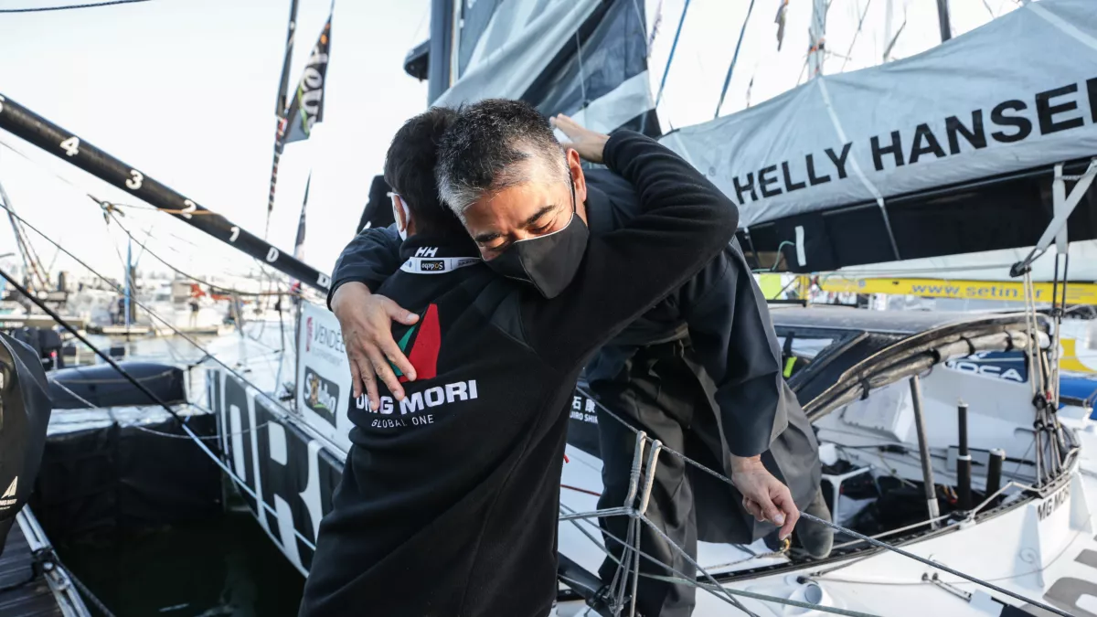 Kojiro Shiraishi sur les pontons au départ du Vendée Globe aux Sables d'Olonne, France, le 8 novembre 2020