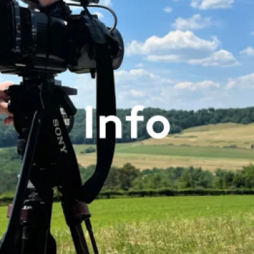 Journaliste reporter d'images qui filme la nature