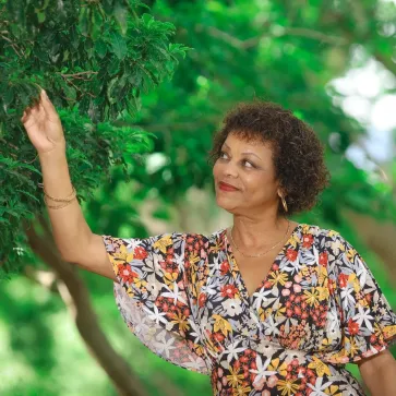 Le traditionnel rendez-vous du petit matin dominical s'installe dans le cadre pittoresque du quartier de Terre-Sainte. Dominique Beauté vous invite à vivre en direct une matinée d'authenticité réunionnaise au rythme des ballades créoles et des ségas d'antan. L’invitée d’honneur de ce Risofé 2026 est une légende vivante : Michou (Marie-Christiane Denise Ducap). Fille de l’illustre compositeur Narmine Ducap qui décèle son talent dès 1971 avec "Viens dors dans mon dos", elle devient à seulement 12 ans « la pet