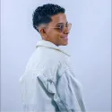 LÉA CHURROS | 🇷🇪 La Réunion • Frenchurban Pop 👉 Scène FILAOS – 20h00 | EN DIRECT (Télé & Radio) À seulement 21 ans, la dionysienne Léa Churros est devenue un véritable phénomène musical à La Réunion, connaissant un succès fulgurant. Inspirée par la pop urbaine et des artistes comme Tayc, elle débute en cassant les codes sur internet avant de sortir son premier single "Bébé" (en collaboration avec Varian Ben), qui totalise plus de 2 millions de vues