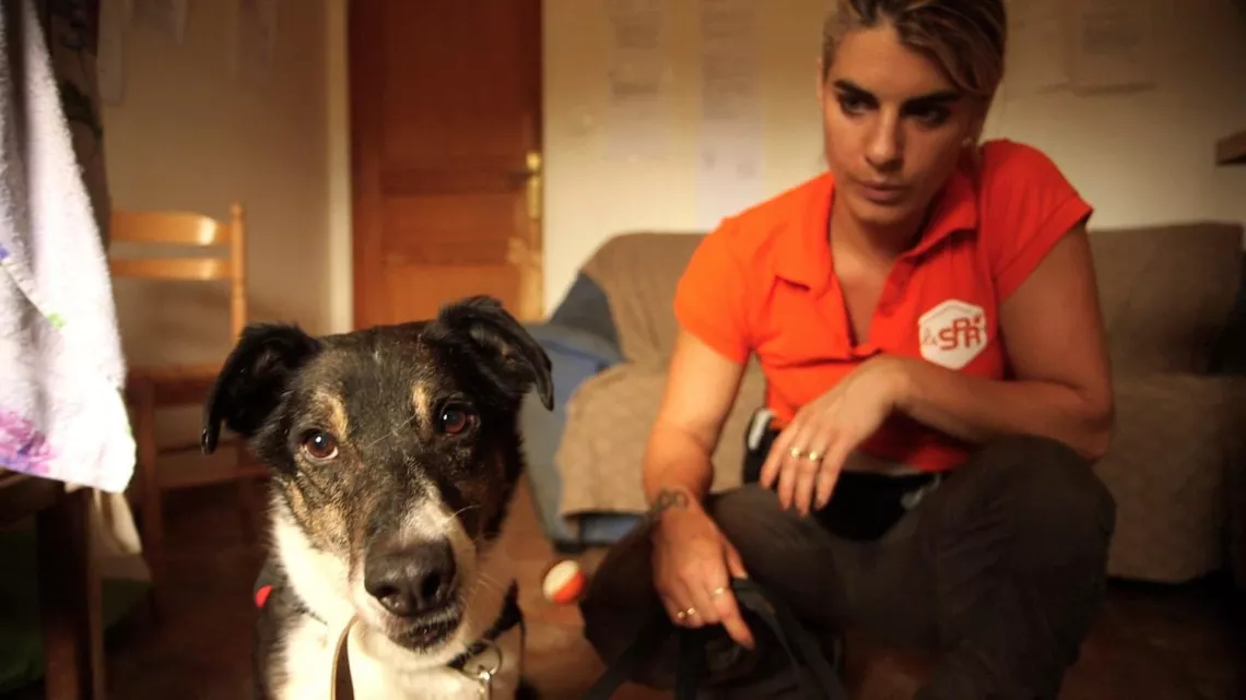 Claire et l'un des chiens du refuge
