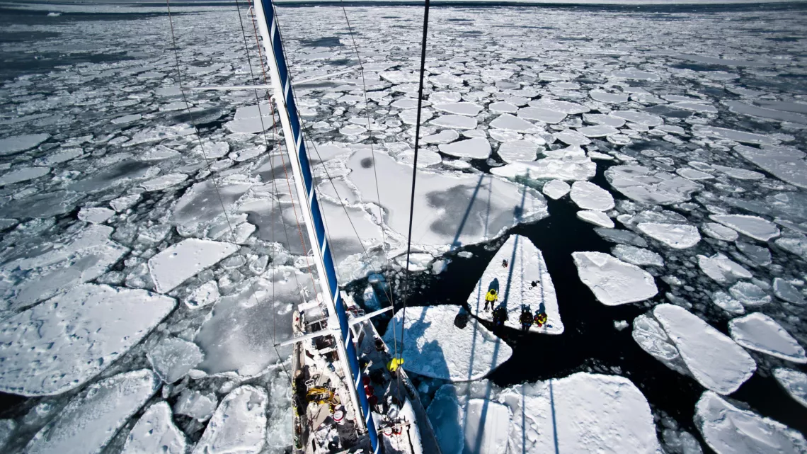  Bateau dans les glaces Lucas Santucci _ Under The Pole _ Zeppelin Network