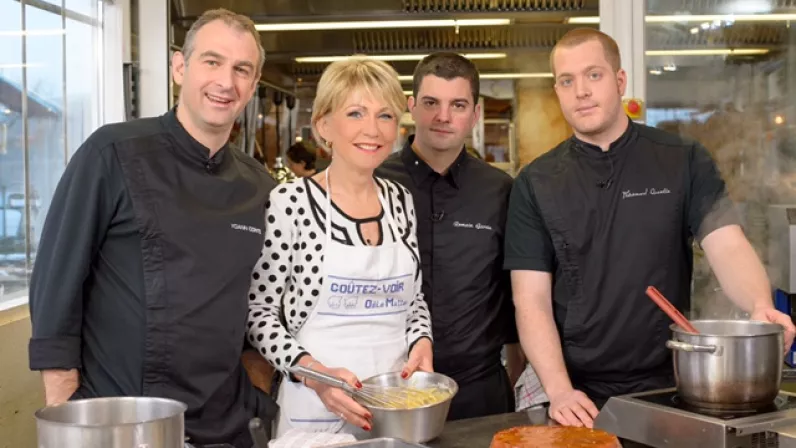 Yoann Conte, Odile, Romain Garcia et Quentin Thévenard, chefs pâtissiers du restaurant 