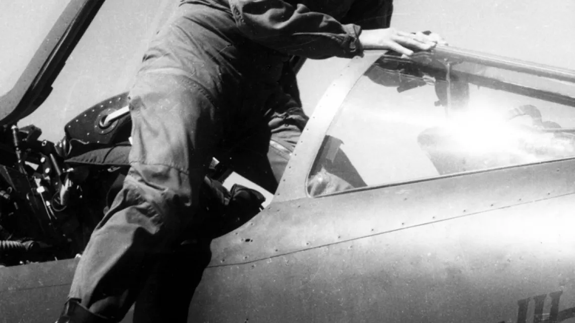 Jacqueline sort de son avion