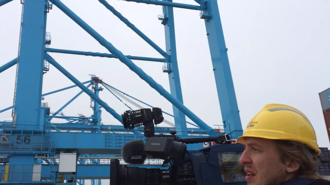 vArnaud Jacques, JRI, en tournage dans le port de Rotterdam sous la plus haute grue du monde © Ftv