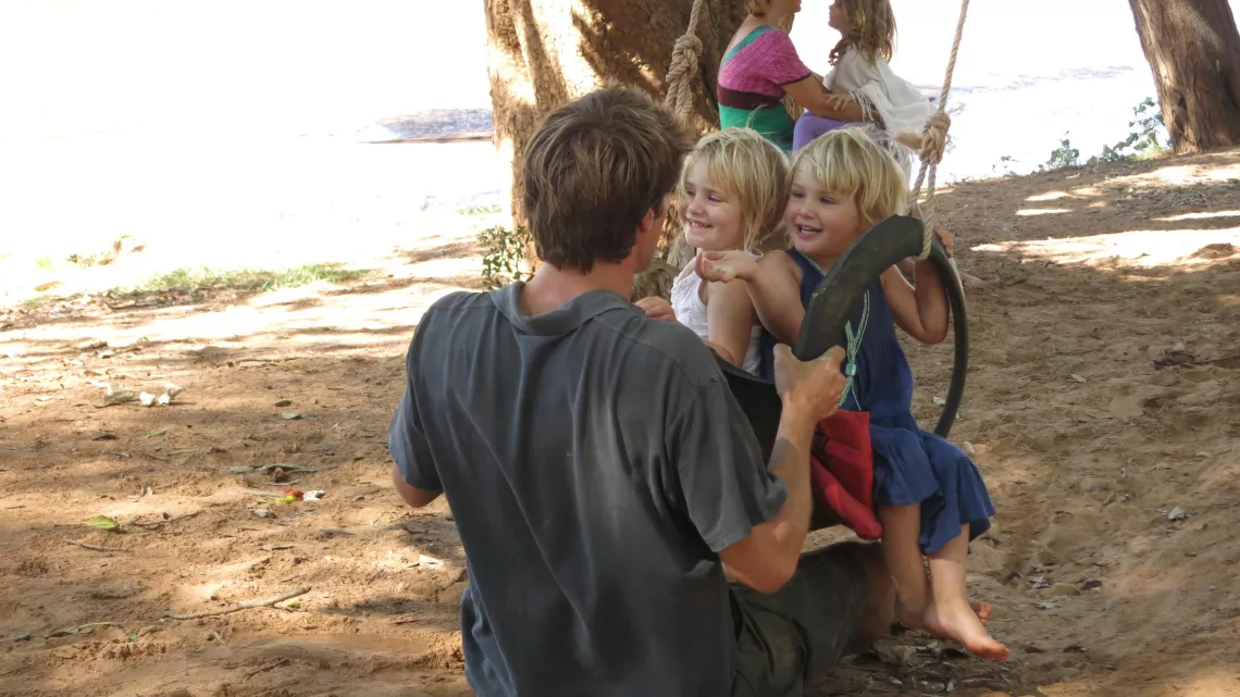 UNE FAMILLE DANS LA BROUSSE