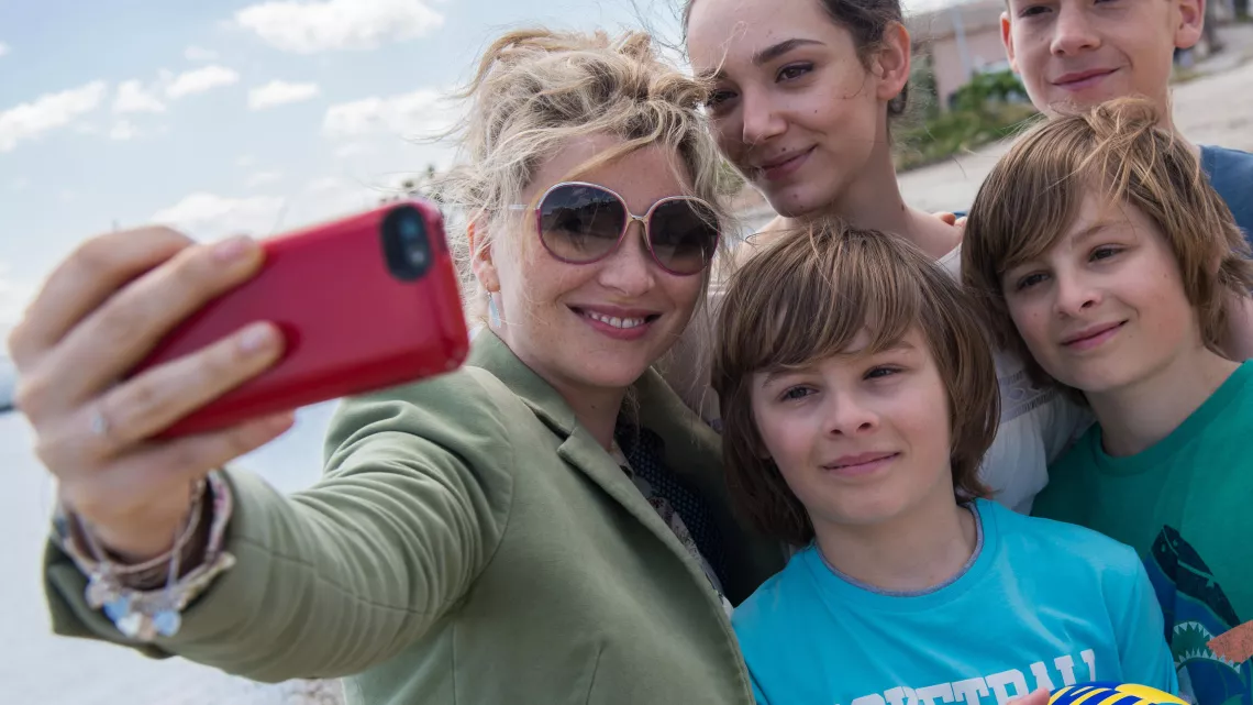 Selfie de Cécile Bois (Candice Renoir), Clara Antoons (Emma Renoir), Étienne Martinelli (Jules Renoir), Alexandre et Paul Ruscher (Léo et Martin Renoir), Candice Renoir - S4