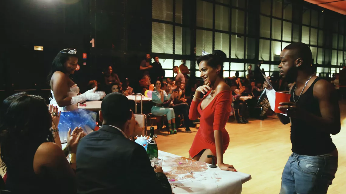 PARIS IS VOGUING