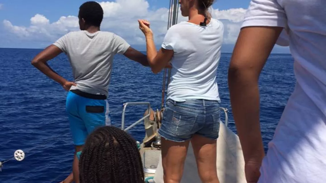 Que vois-t'on au loin capitaine...