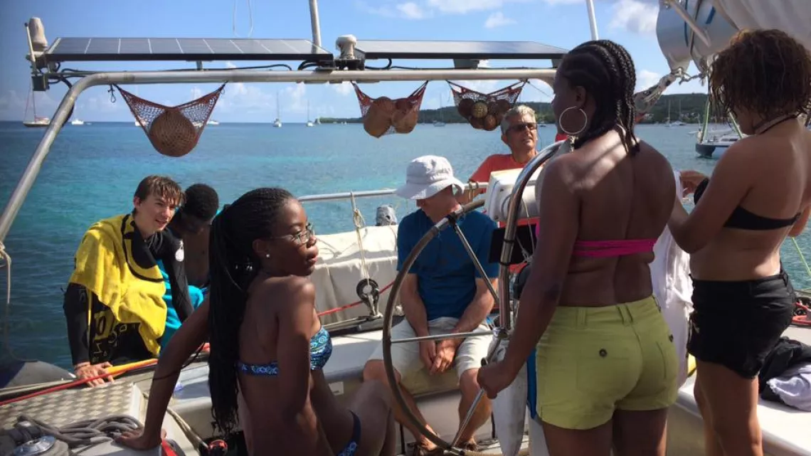 les lycéens échangent sur le bateau