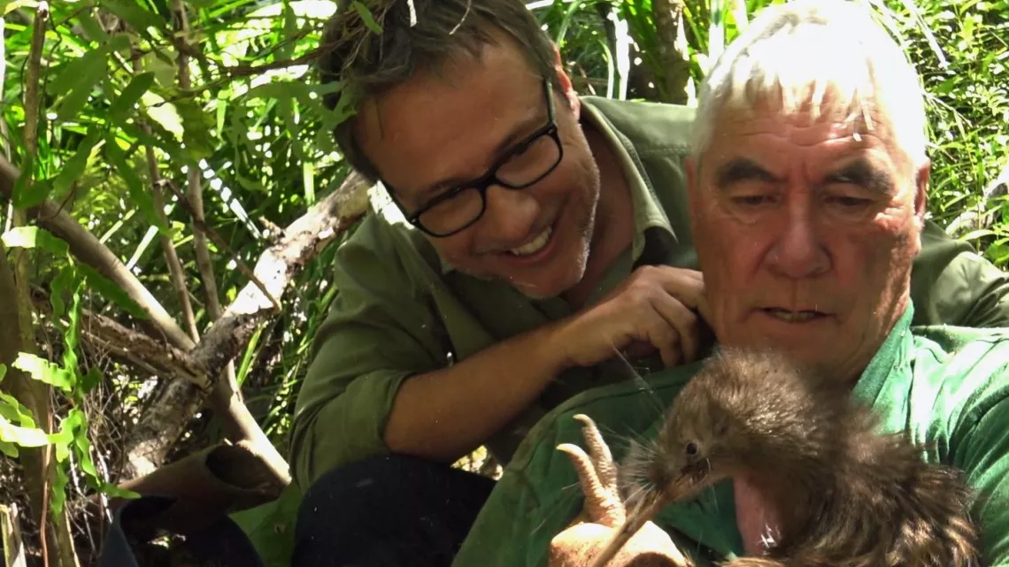 Philippe Gougler et un protecteur du kiwi, l'oiseau emblème national