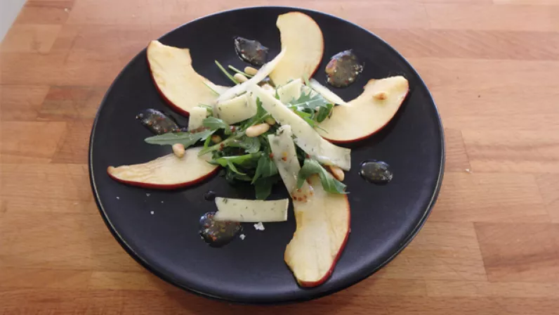 Salade de roquette, pignons de pin, copeaux de tomme des Vosges, vinaigrette au miel Salade de roquette, pignons de pin, copeaux de tomme des Vosges, vinaigrette au miel