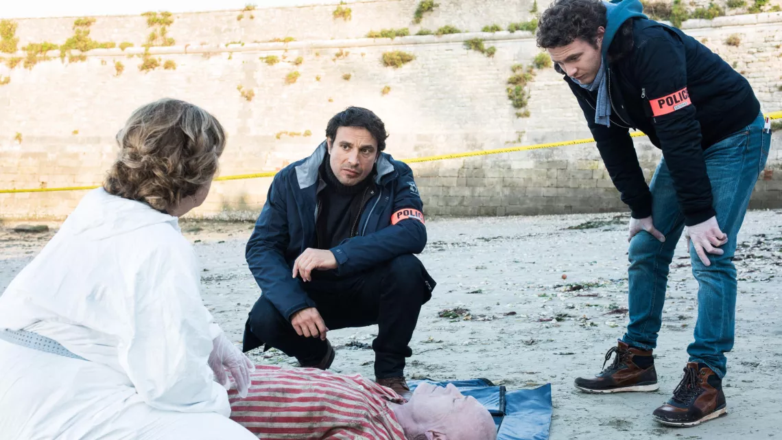 MEURTRES A L'ILE DE RE TELEFILM DE FRANÇOIS BASSET ET JULES MAILLARD AVEC BRUNO SALOMONE, LUCIE LUCAS… #REUNION 1ERE