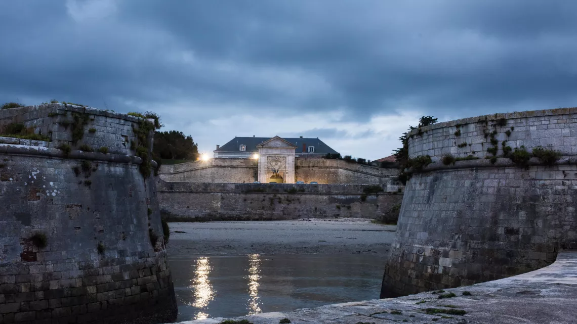 MEURTRES A L'ILE DE RE TELEFILM DE FRANÇOIS BASSET ET JULES MAILLARD AVEC BRUNO SALOMONE, LUCIE LUCAS… #REUNION 1ERE