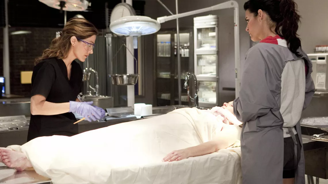 RIZZOLI & ISLES: AUTOPSIE D’UN MEURTRE DE JANET TAMARO AVEC ANGIE HARMON, SASHA ALEXANDER… #REUNION 1ERE