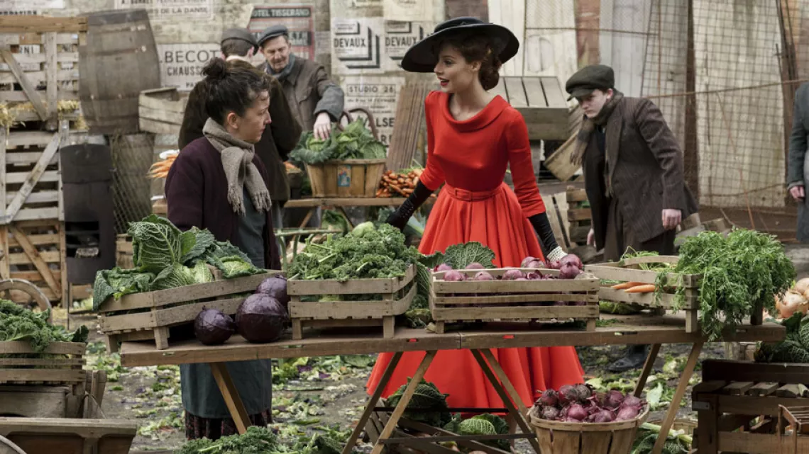 La robe rouge - Jenna Thiam (Nina)