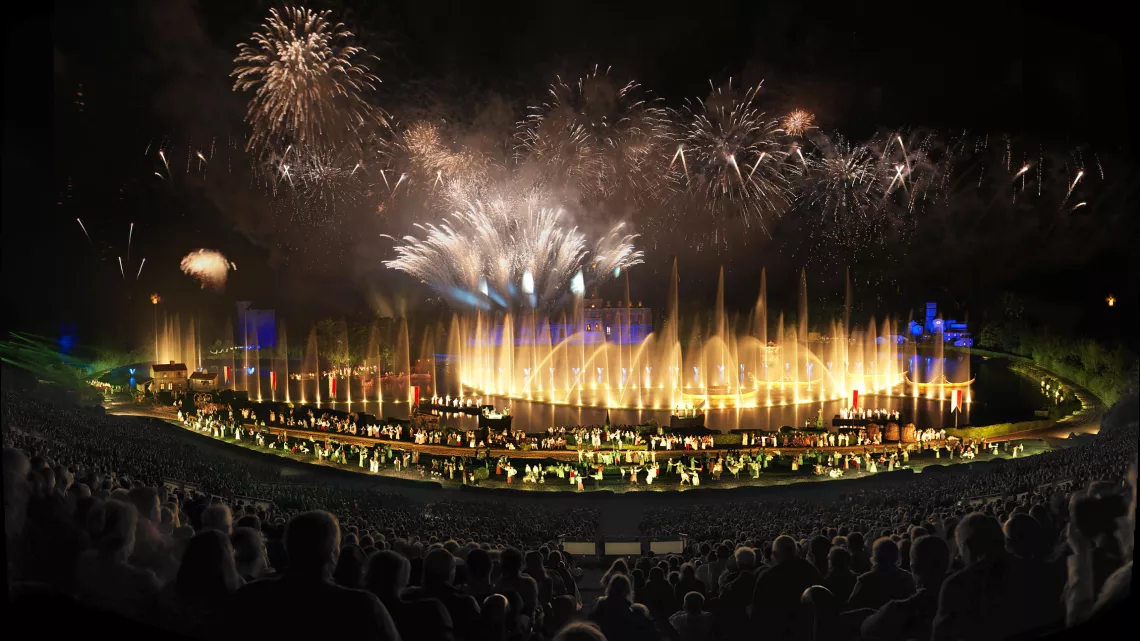 Le spectacle nocturne de la Cinéscénie au Puy du Fou / France 4