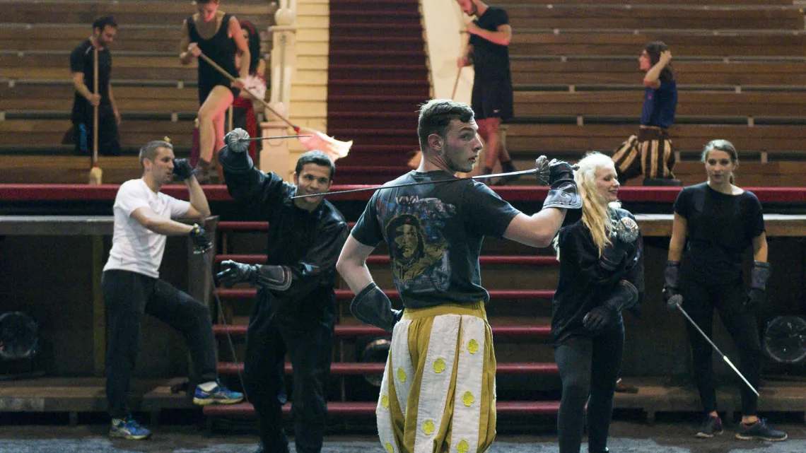 Les danseurs et danseuses du spectacle "Les mousquetaires du Roi", en pleine répétition