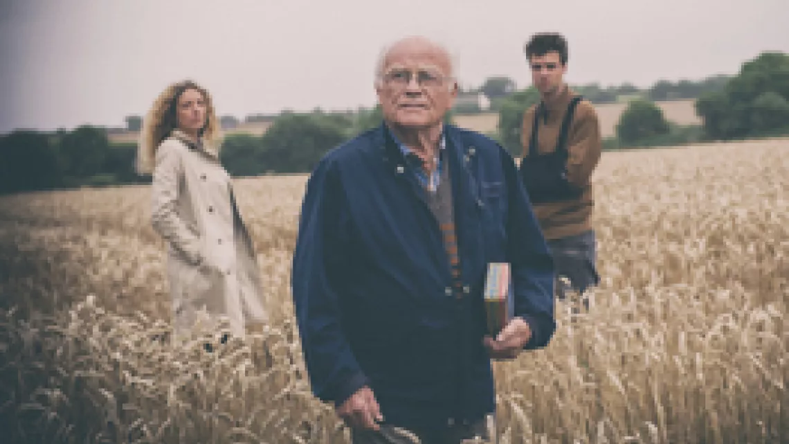 Marie, Fañch et Klet dans un champ de blés