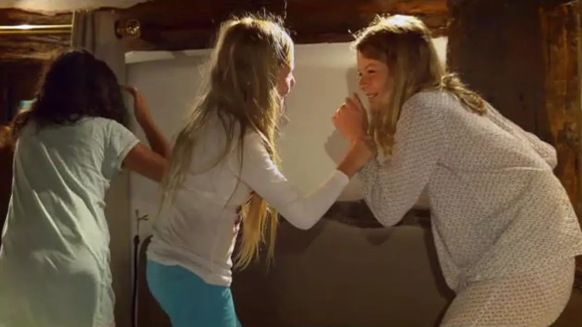 SEULS A LA MAISON