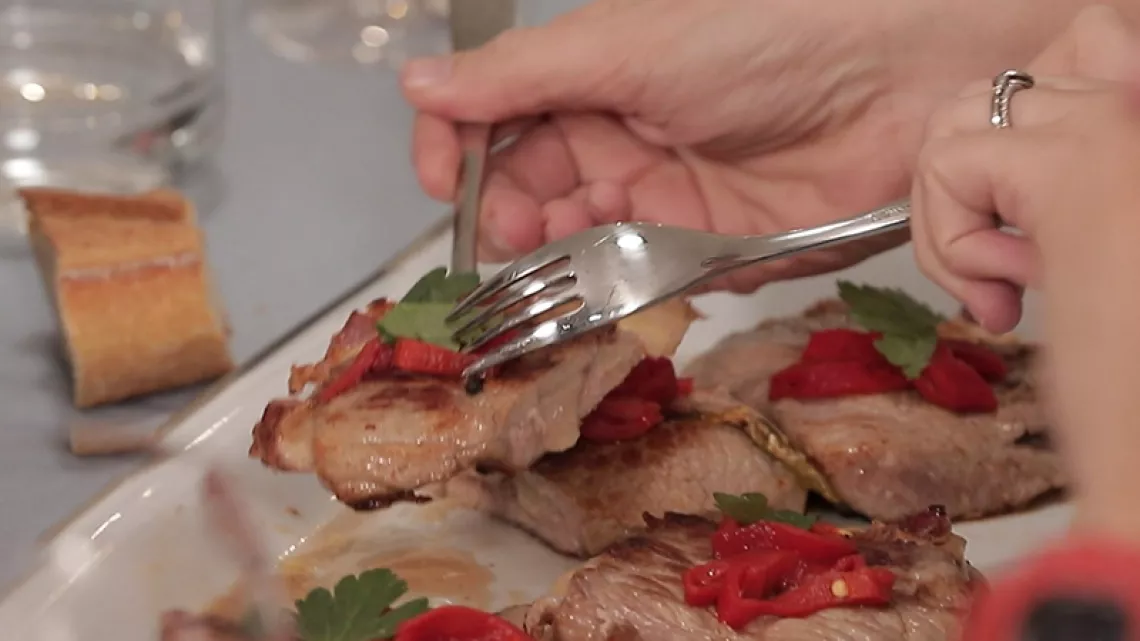 Le plat de saltimbocca de veau