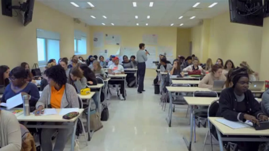 À L'ÉCOLE DES INFIRMIÈRES