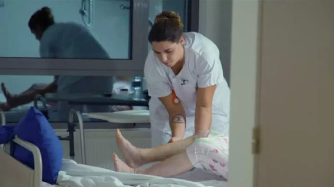 À L'ÉCOLE DES INFIRMIÈRES