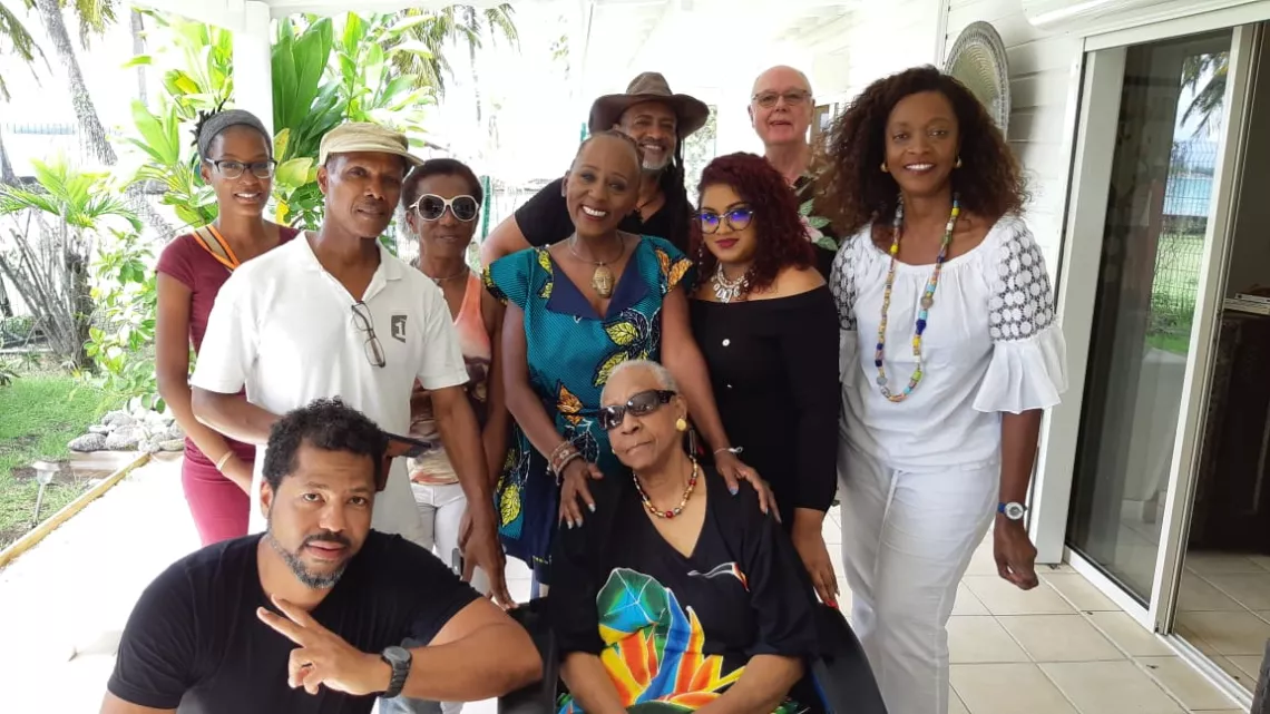 Maryse Condé, sa famille et l'équipe de l'émission
