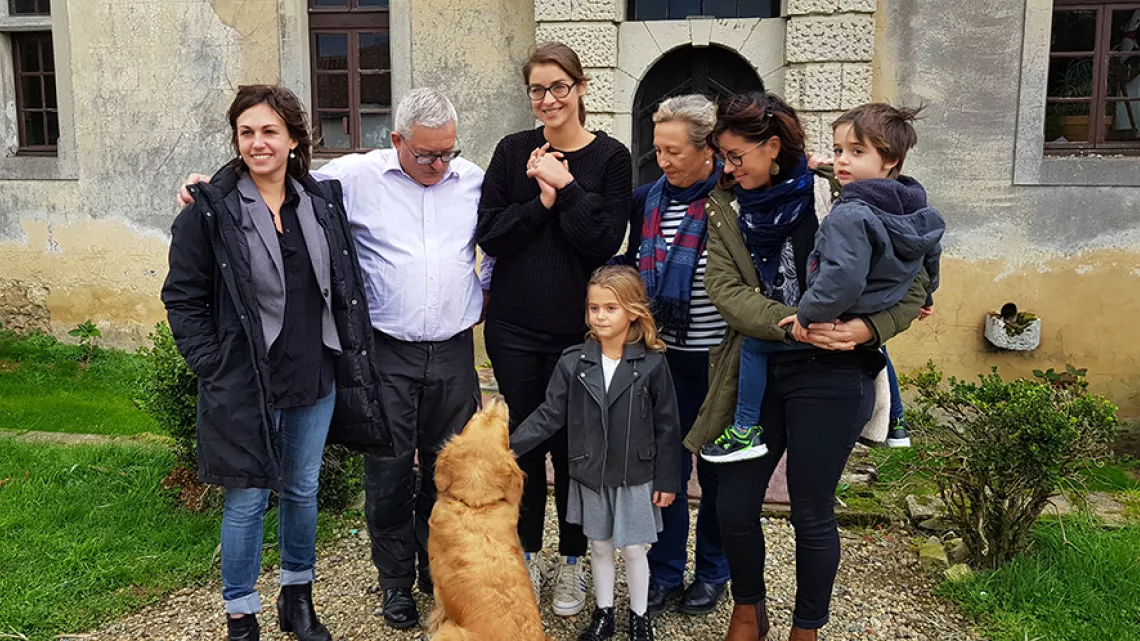France entourée d'Hervé et de sa famille