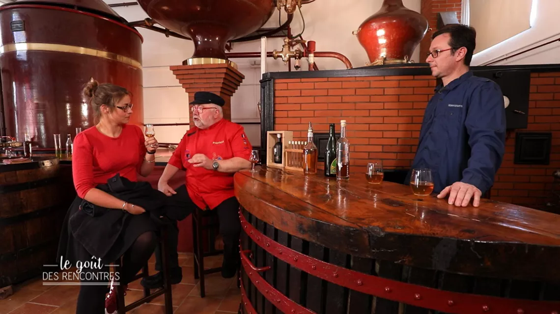 France et Piqthiu dans une  distillerie de pineau