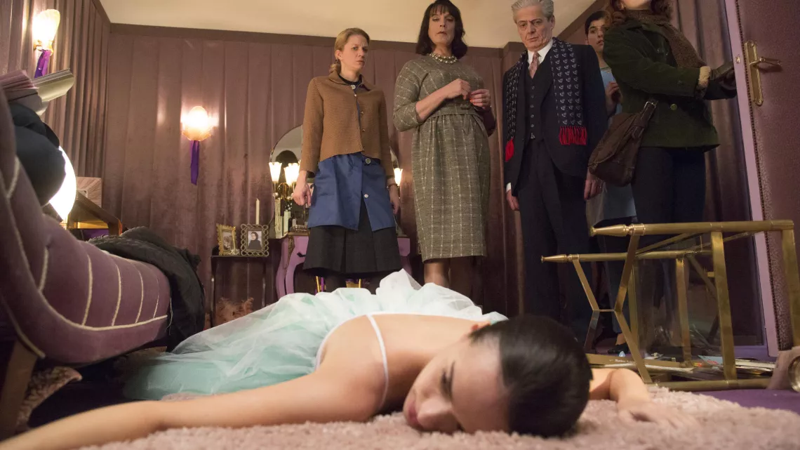 LES PETITS MEURTRES D'AGATHA CHRISTIE : L'HOMME AU COMPLET MARRON