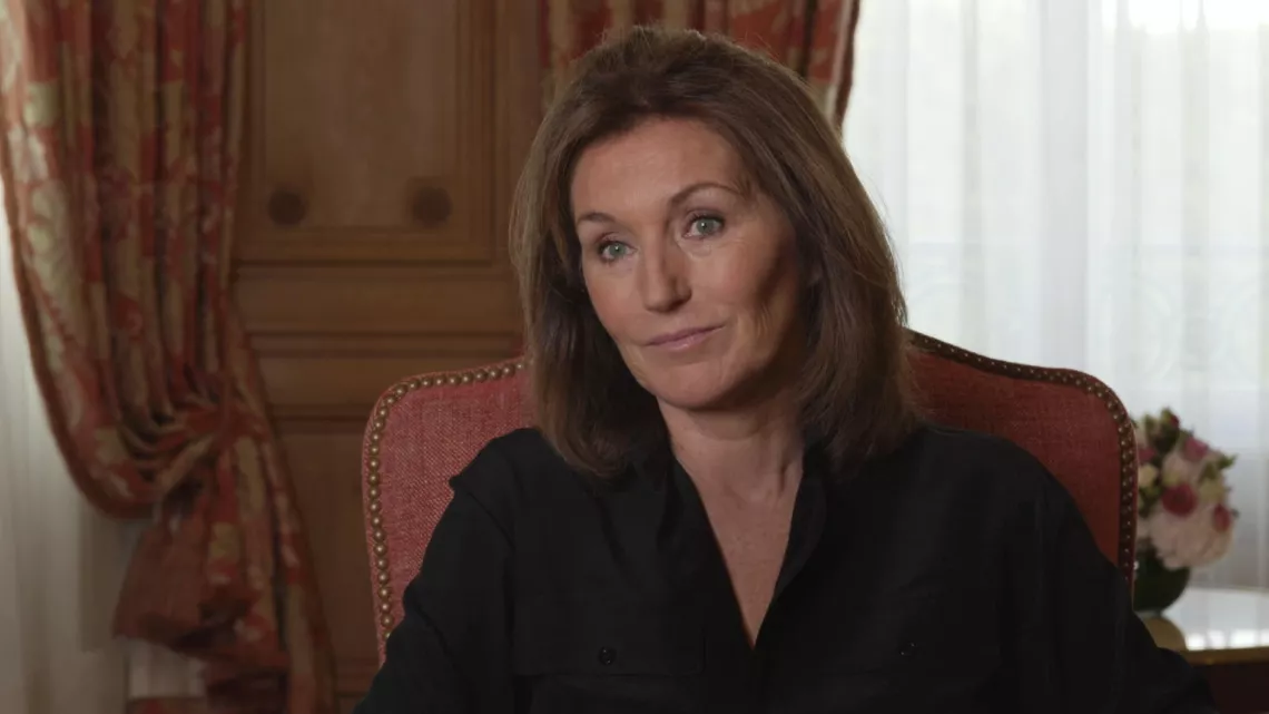 ELYSÉE - NEUF FEMMES AUX MARCHES DU PALAIS