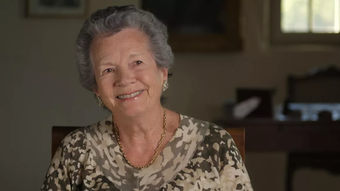 ELYSÉE - NEUF FEMMES AUX MARCHES DU PALAIS
