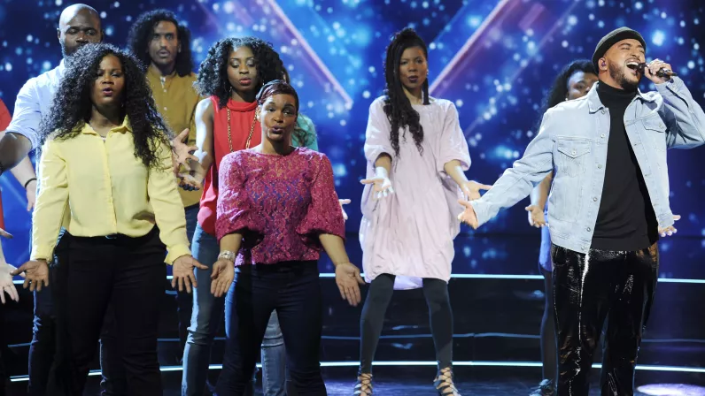 300 CHOEURS CHANTENT LES PLUS BELLES CHANSONS DE MICHEL SARDOU