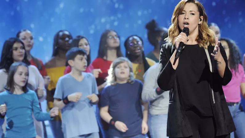 300 CHOEURS CHANTENT LES PLUS BELLES CHANSONS DE MICHEL SARDOU