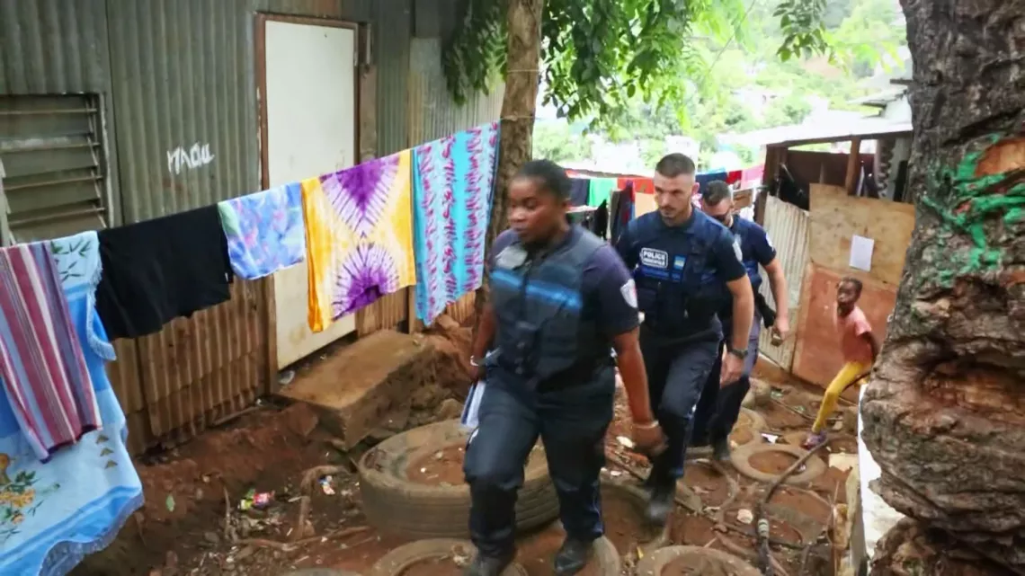 Un mois et huit jours, c’est le délai imparti aux familles, à compter de la publication de l’arrêté préfectoral, pour évacuer le bidonville dans lequel elles habitent avant sa destruction par les autorités. A Mayotte, l’application de la loi ELAN pour la résorption de l’habitat informel a accéléré sa cadence.