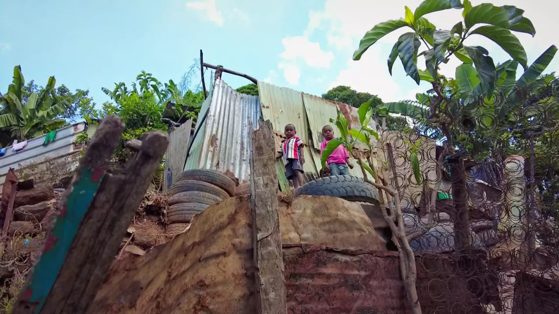 Un mois et huit jours, c’est le délai imparti aux familles, à compter de la publication de l’arrêté préfectoral, pour évacuer le bidonville dans lequel elles habitent avant sa destruction par les autorités. A Mayotte, l’application de la loi ELAN pour la résorption de l’habitat informel a accéléré sa cadence.