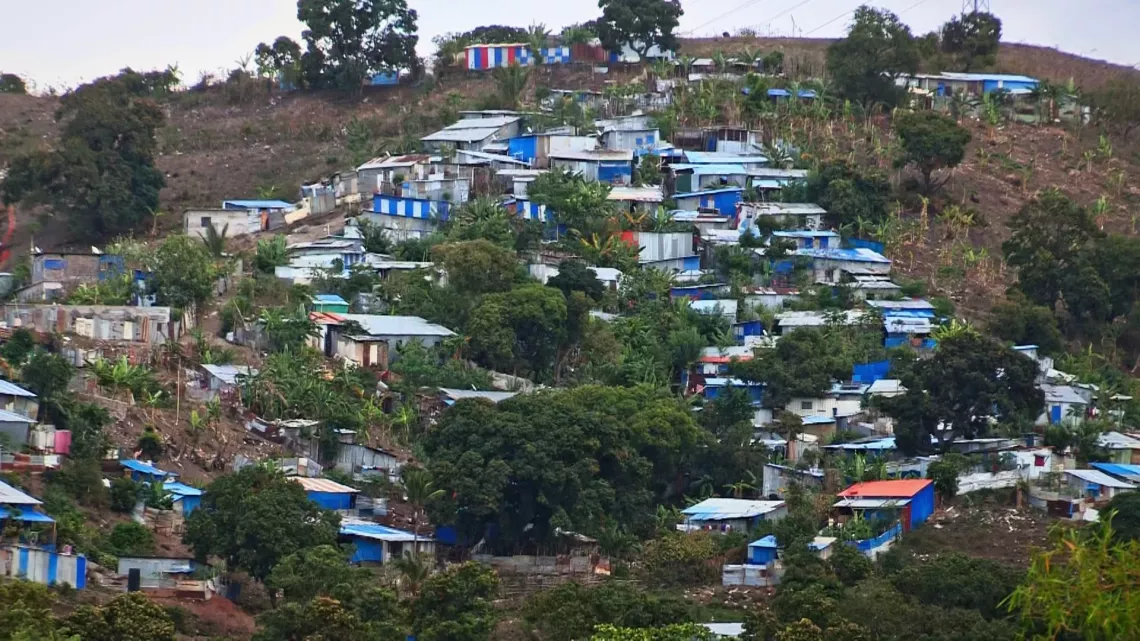 Un mois et huit jours, c’est le délai imparti aux familles, à compter de la publication de l’arrêté préfectoral, pour évacuer le bidonville dans lequel elles habitent avant sa destruction par les autorités. A Mayotte, l’application de la loi ELAN pour la résorption de l’habitat informel a accéléré sa cadence.
