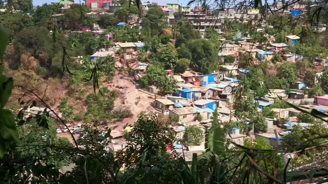 Un mois et huit jours, c’est le délai imparti aux familles, à compter de la publication de l’arrêté préfectoral, pour évacuer le bidonville dans lequel elles habitent avant sa destruction par les autorités. A Mayotte, l’application de la loi ELAN pour la résorption de l’habitat informel a accéléré sa cadence.