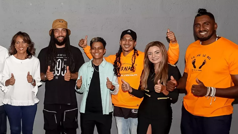 Une Affiche exceptionnelle pour un spectacle sensationnel !   Afin de toujours faire rêver encore plus d’enfants issus de familles modestes, l’Association 1000 Sourires, présidée par Ibrahim Ingar, avait organisé sa 3e soirée caritative pour une levée de fonds au Téat Plein Air de Saint-Gilles, le samedi 24 septembre dernier avec le soutien des humoristes Marie-Alice Sinaman et Thierry Jardinot, marraine officielle  et parrain historique de l’association