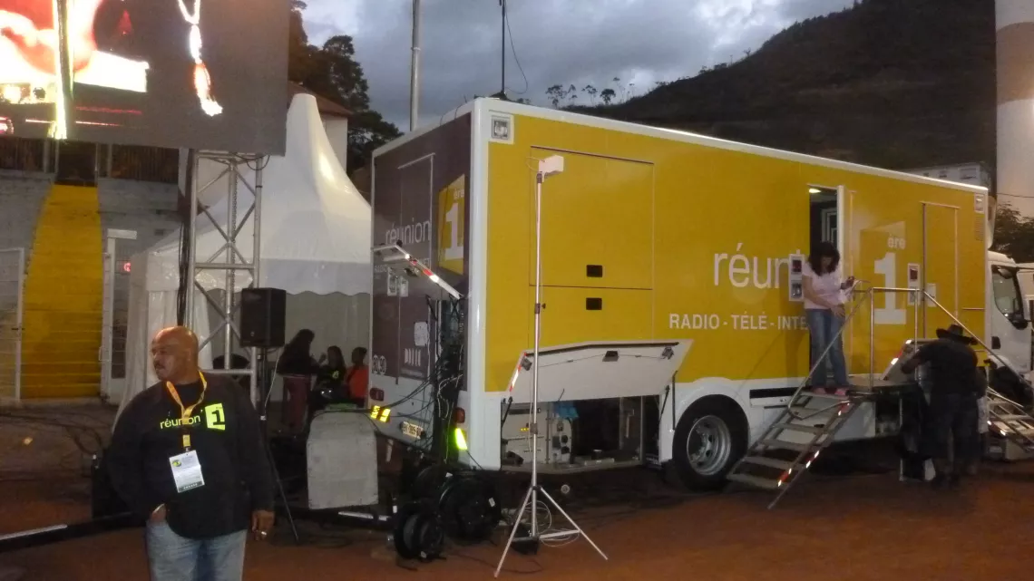 Grand raid 2024 #Direct @Reunionla1ere – Télé –radio – la1ere.fr   Une manifestation et un défi sportif hors du commun à vivre en direct sur Réunion la 1ère Du 17 au 18 octobre 2024, Réunion la 1ère va vibrer au rythme DE L’ENERGIE DU GRAND RAID Le rendez-vous incontournable des passionnés de l’Ultra-Trail et des amoureux de notre île. C’est le dépassement de soi qui sublime ce sport à l’état brut !   Pour assurer une couverture optimale des 5 courses de cette 32ème édition, •	La Diagonale des Fous, 175 km 
