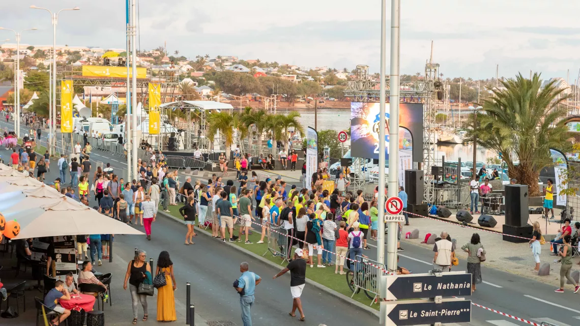 Grand raid 2024 #Direct @Reunionla1ere – Télé –radio – la1ere.fr   Une manifestation et un défi sportif hors du commun à vivre en direct sur Réunion la 1ère Du 17 au 18 octobre 2024, Réunion la 1ère va vibrer au rythme DE L’ENERGIE DU GRAND RAID Le rendez-vous incontournable des passionnés de l’Ultra-Trail et des amoureux de notre île. C’est le dépassement de soi qui sublime ce sport à l’état brut !   Pour assurer une couverture optimale des 5 courses de cette 32ème édition, •	La Diagonale des Fous, 175 km 