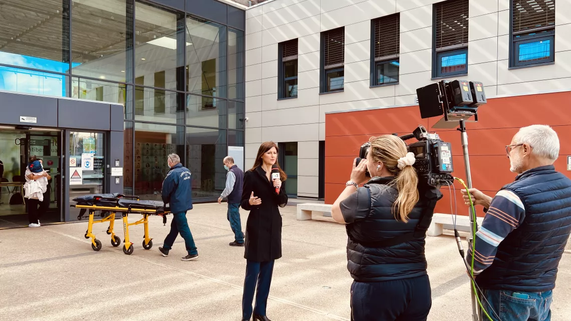 Jacqueline Pozzi en plateau dans l'hôpital d'Antibes