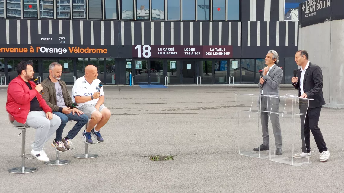 Plateau télé sur le parvis du stade de Marseille
